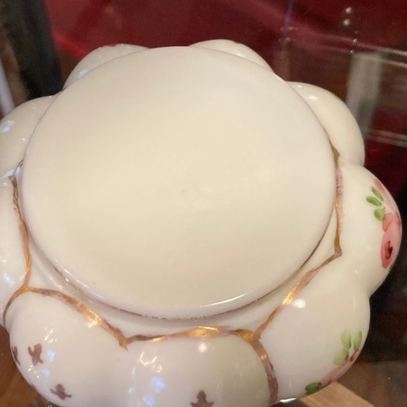 Fenton Charleton powder box with rose painted rose and gold trim - Picture 3 of 3